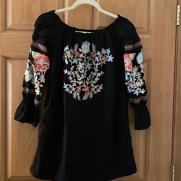 This is a free people top absolutely beautiful, jeans or leggings! - Picture 3 of 5